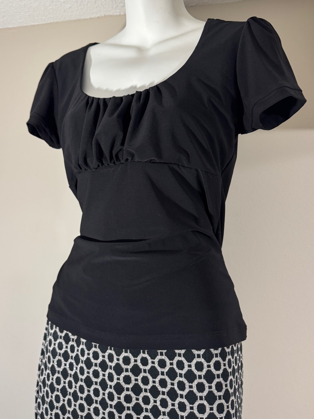 1990s Laura Petites Black Short Sleeve Scoop Neck Top with Front Gather - Picture 1 of 6
